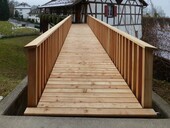Le pont en bois offre un accès direct aux salles du musée