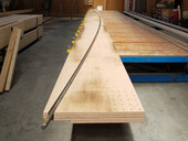 En détail : barre de précontrainte fraisée en forme de ventre de poisson dans la poutre en hêtre