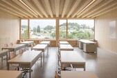 Klassenzimmer aus Holz  Foto ©Primula Bosshard