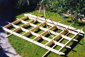 Ausklappen Trägerrost auf ebener Fläche und Einbau Rand- und Verstärkungsträger